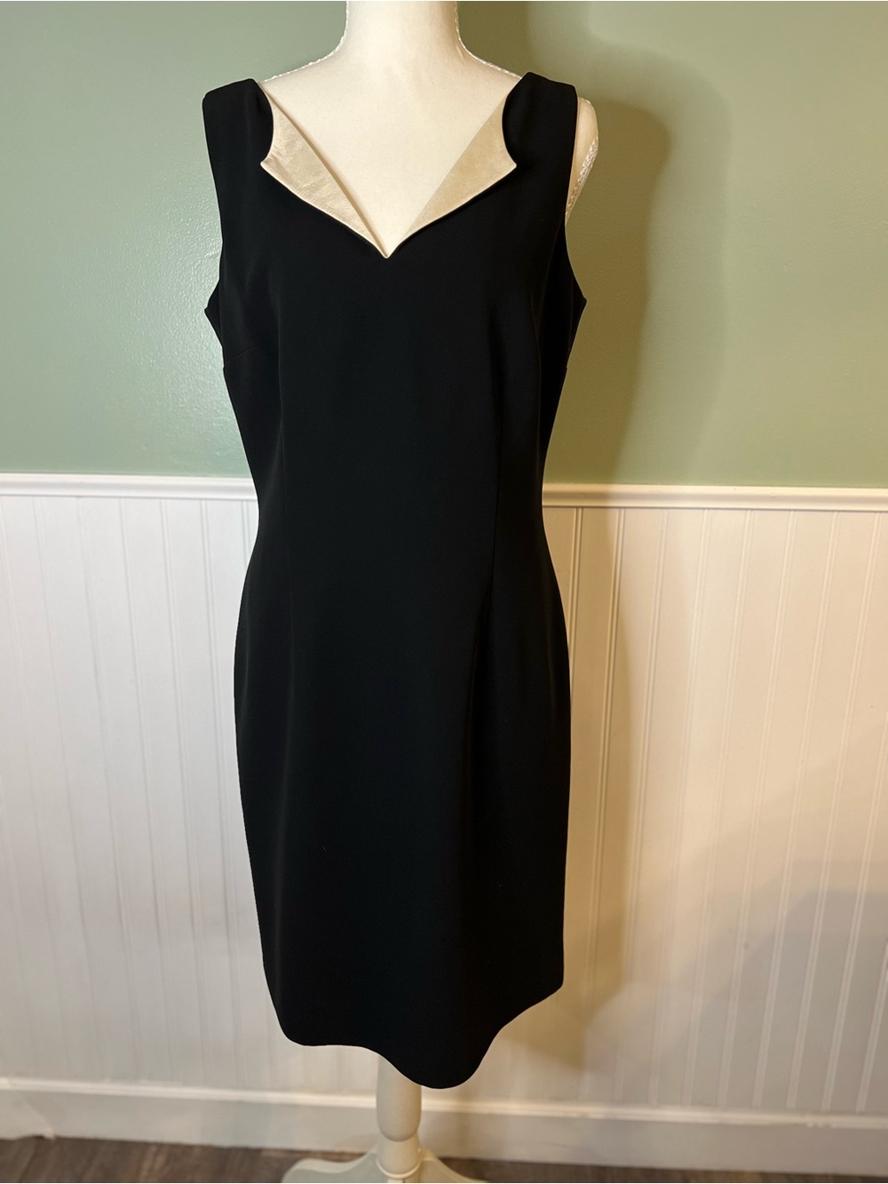 Ann Taylor Sleeveless Black Sheath Dress with Cream Silk V-Neck Accent. Size 8